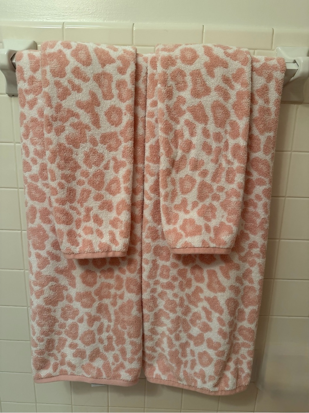 Soft Pink Leopard-Print Bath Towel Set
2 bath 2 hand towels